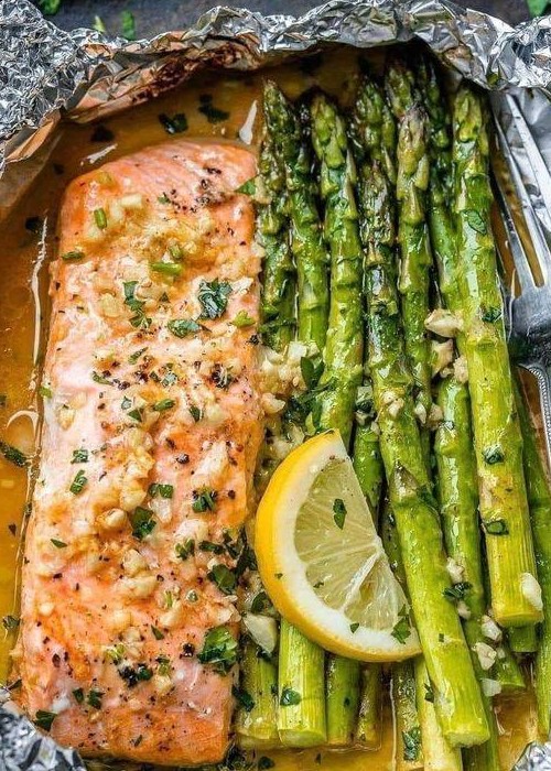 Baked salmon in foil with asparagus and lemon garlic butter sauce - TINSUF