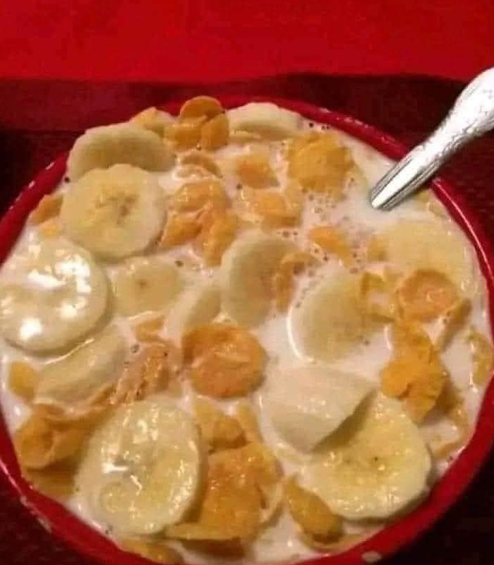 Energizing Breakfast Bowl: Cornflakes with Bananas and Milk